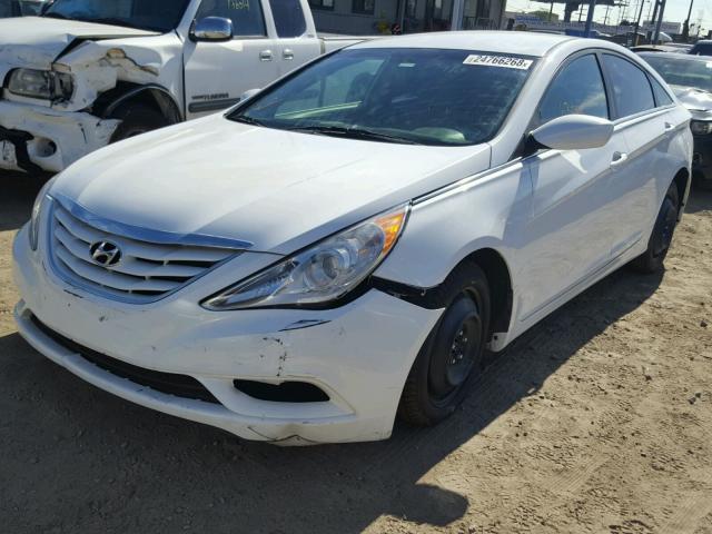 5NPEB4ACXDH771882 - 2013 HYUNDAI SONATA GLS WHITE photo 2