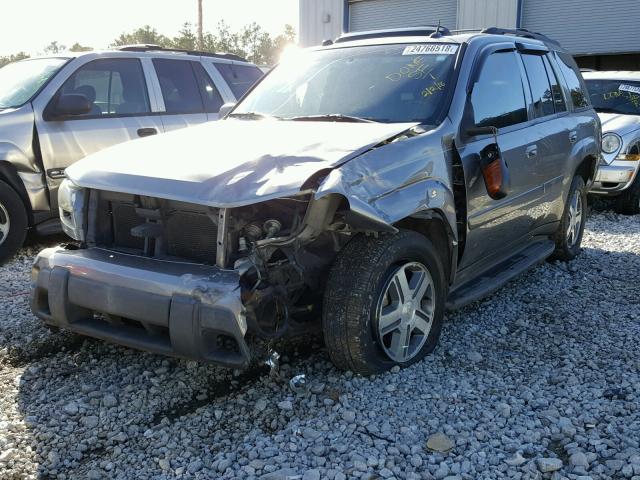 1GNDS13S552210577 - 2005 CHEVROLET TRAILBLAZE GRAY photo 2