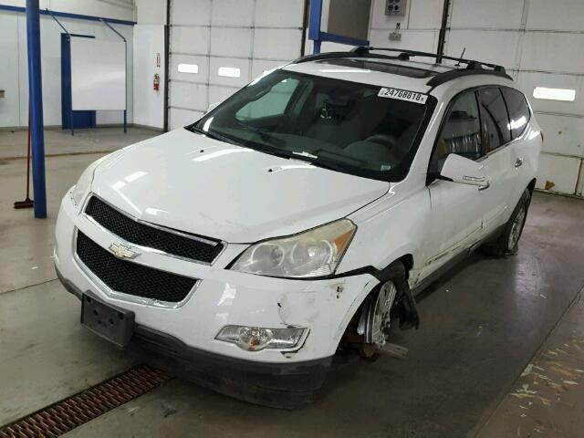 1GNEV23D49S108793 - 2009 CHEVROLET TRAVERSE L WHITE photo 2