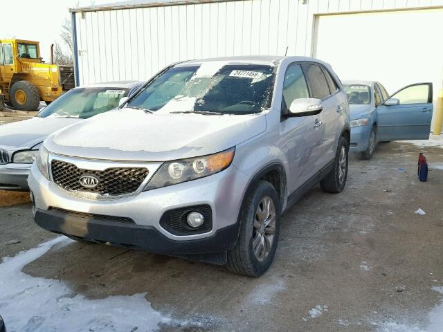 5XYKUDA24BG017207 - 2011 KIA SORENTO EX SILVER photo 2