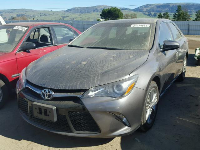 4T1BF1FK0HU314852 - 2017 TOYOTA CAMRY LE GRAY photo 2