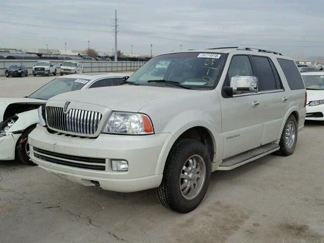 5LMFU28505LJ17585 - 2005 LINCOLN NAVIGATOR CREAM photo 2