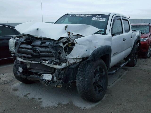 3TMJU62N09M082648 - 2009 TOYOTA TACOMA DOU WHITE photo 2