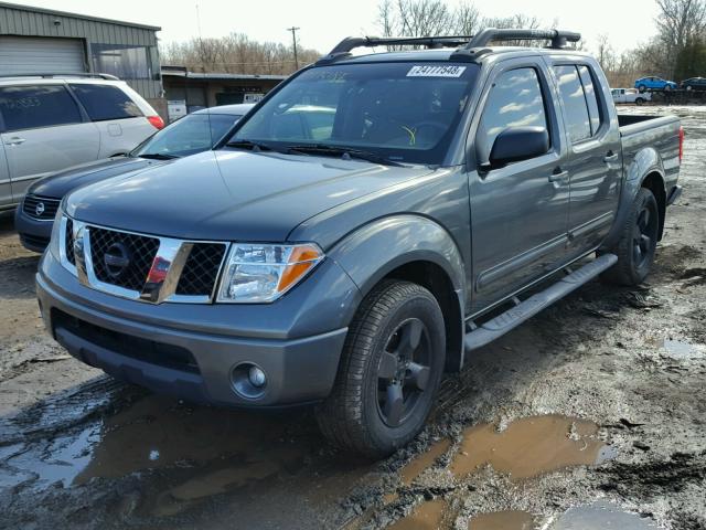 1N6AD07W15C450780 - 2005 NISSAN FRONTIER C SILVER photo 2