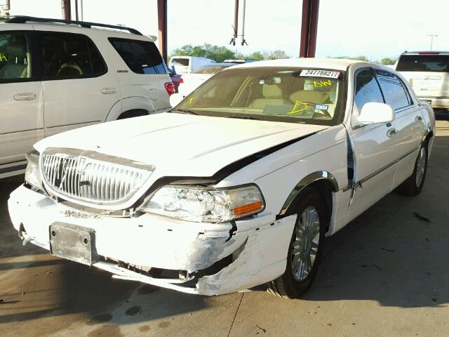 2LNHM82V18X635820 - 2008 LINCOLN TOWN CAR S WHITE photo 2