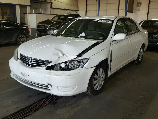 4T1BE32K25U543131 - 2005 TOYOTA CAMRY LE WHITE photo 2