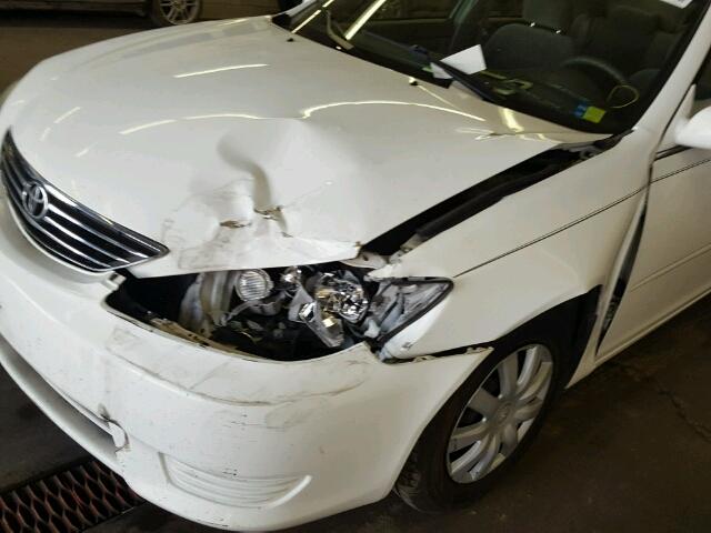 4T1BE32K25U543131 - 2005 TOYOTA CAMRY LE WHITE photo 9