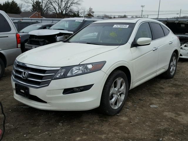 5J6TF2H58AL005626 - 2010 HONDA ACCORD CRO WHITE photo 2