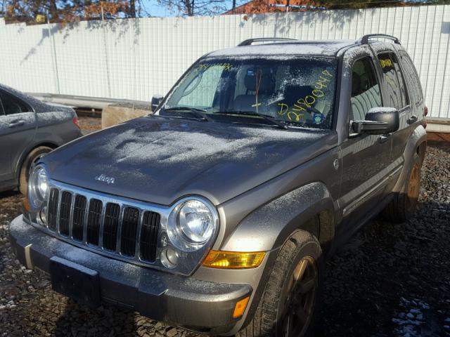 1J8GL58K45W562070 - 2005 JEEP LIBERTY LI GOLD photo 2