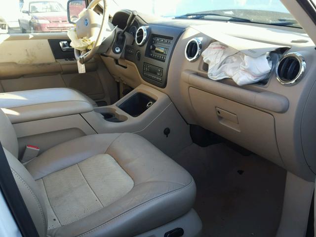 1FMFU18575LA32322 - 2005 FORD EXPEDITION WHITE photo 5