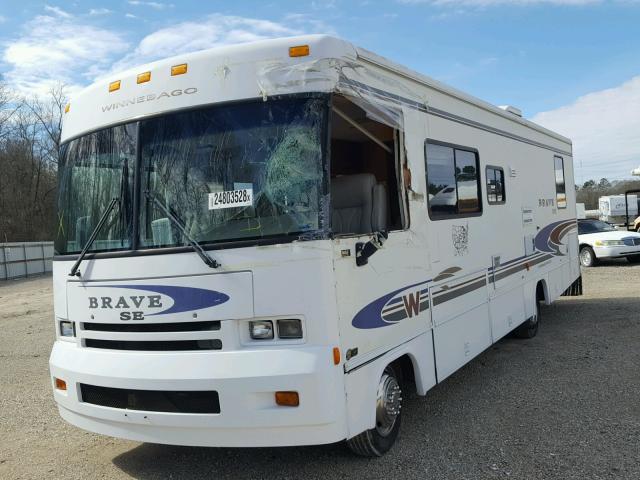 5B4KP57G613326704 - 2001 WORKHORSE CUSTOM CHASSIS MOTORHOME WHITE photo 2