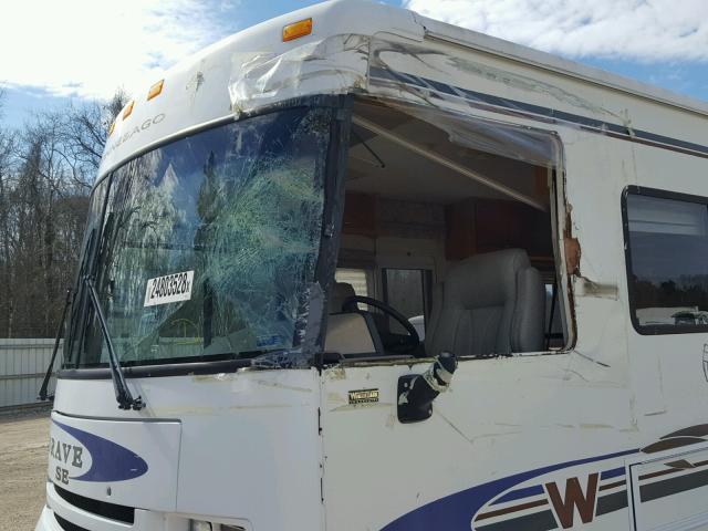 5B4KP57G613326704 - 2001 WORKHORSE CUSTOM CHASSIS MOTORHOME WHITE photo 9