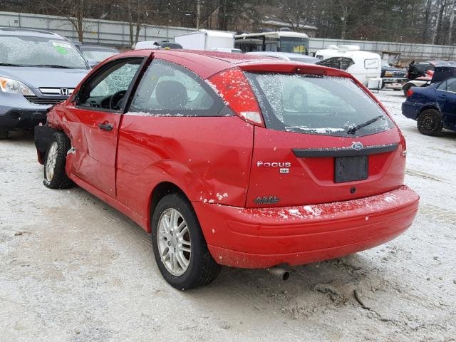 3FAHP31NX5R108004 - 2005 FORD FOCUS ZX3 RED photo 3