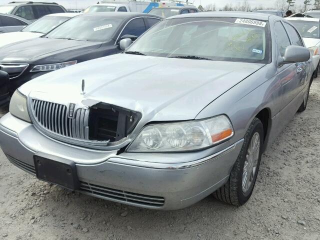 1LNHM83VX6Y614198 - 2006 LINCOLN TOWN CAR D SILVER photo 2