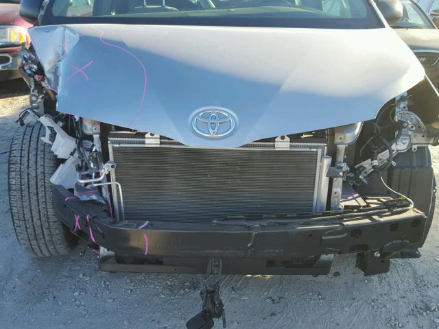 5TDZZ3DC7HS821625 - 2017 TOYOTA SIENNA BAS SILVER photo 9