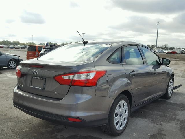 1FAHP3F27CL341753 - 2012 FORD FOCUS SE GRAY photo 4