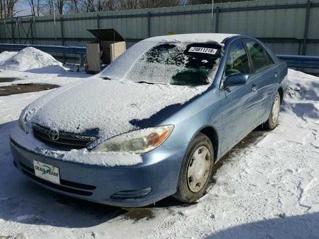 JTDBE32K320004587 - 2002 TOYOTA CAMRY LE BLUE photo 2