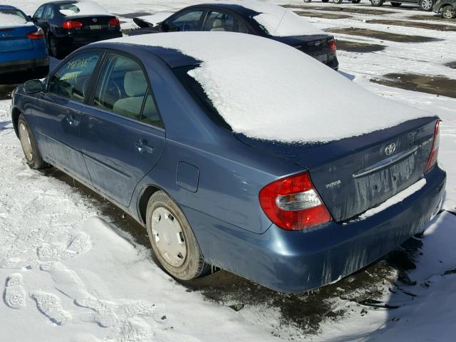 JTDBE32K320004587 - 2002 TOYOTA CAMRY LE BLUE photo 3