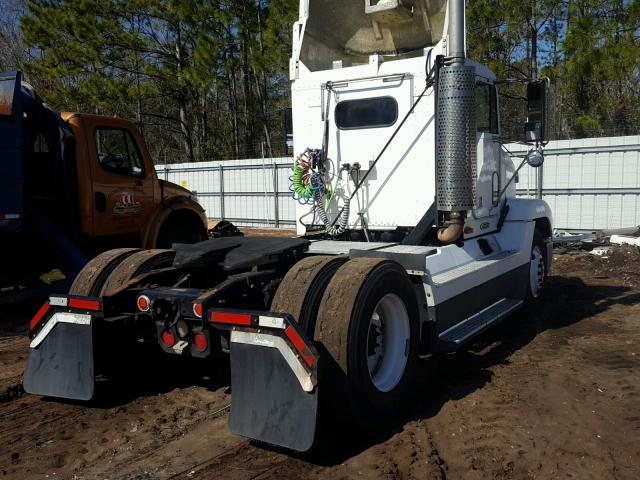 1FUWDMDA9YPF77827 - 2000 FREIGHTLINER CONVENTION WHITE photo 4