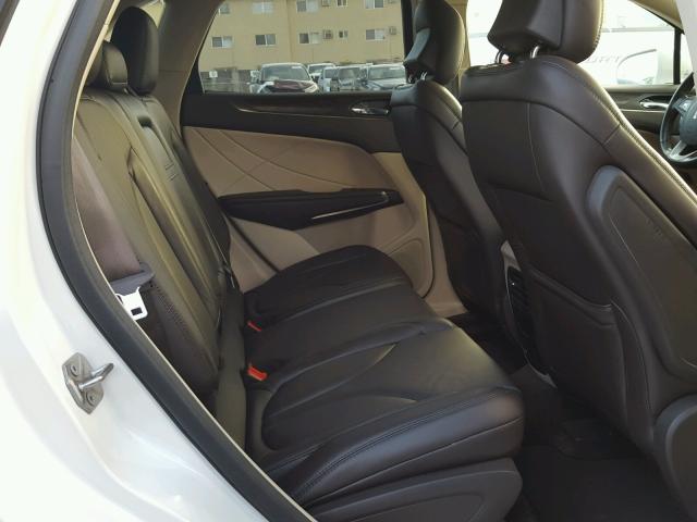 5LMCJ3C95HUL03410 - 2017 LINCOLN MKC RESERV WHITE photo 6