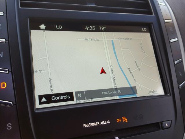 5LMCJ3C95HUL03410 - 2017 LINCOLN MKC RESERV WHITE photo 9