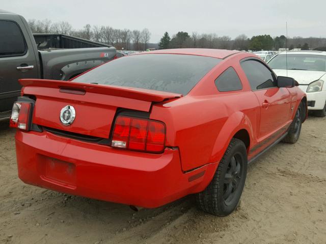 1ZVFT80NX75267152 - 2007 FORD MUSTANG RED photo 4