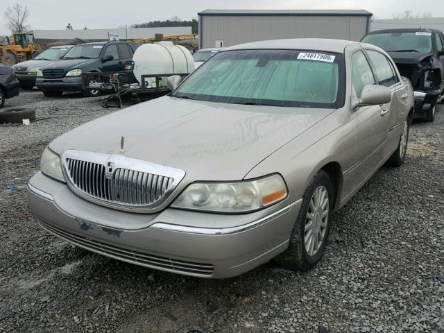 1LNHM82W53Y611831 - 2003 LINCOLN TOWN CAR S TAN photo 2