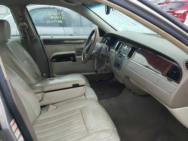 1LNHM82W53Y611831 - 2003 LINCOLN TOWN CAR S TAN photo 5