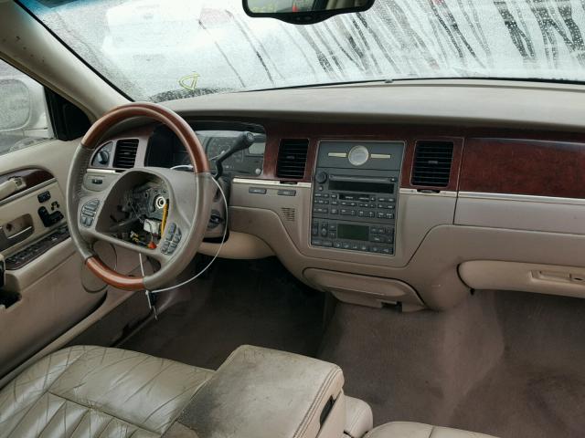 1LNHM82W53Y611831 - 2003 LINCOLN TOWN CAR S TAN photo 9