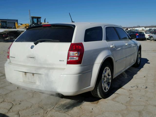 2D4FV37V38H221858 - 2008 DODGE MAGNUM SXT WHITE photo 4