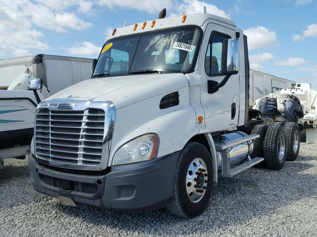 1FUBGADV0BSAV4174 - 2011 FREIGHTLINER CASCADIA 1 WHITE photo 2