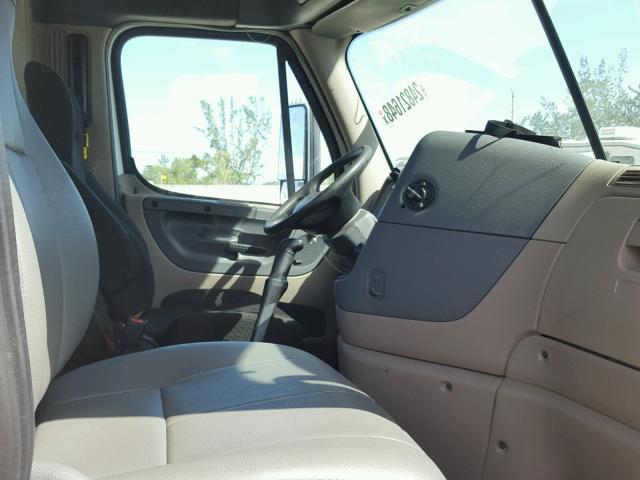 1FUBGADV0BSAV4174 - 2011 FREIGHTLINER CASCADIA 1 WHITE photo 5