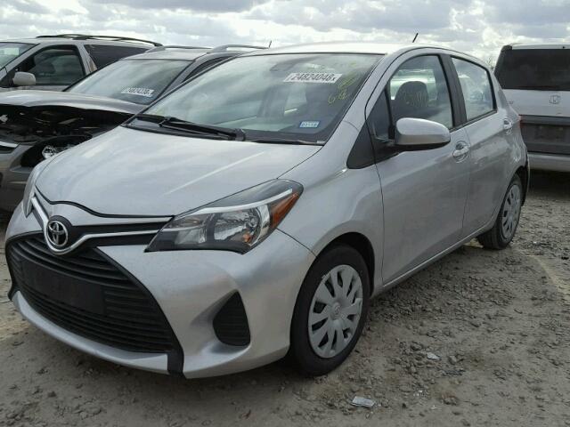 VNKKTUD33HA078412 - 2017 TOYOTA YARIS L GRAY photo 2