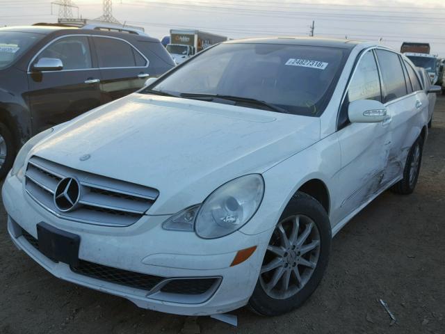 4JGCB75E96A018144 - 2006 MERCEDES-BENZ R 500 WHITE photo 2