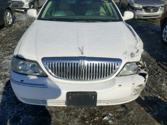 1LNHM81W35Y636263 - 2005 LINCOLN TOWN CAR S WHITE photo 9