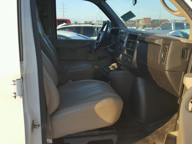 1GCHG35K681105920 - 2008 CHEVROLET EXPRESS G3 WHITE photo 5