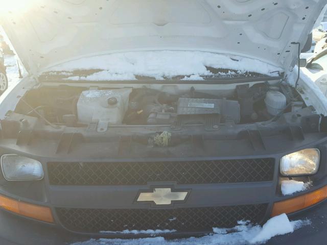 1GCHG35K681105920 - 2008 CHEVROLET EXPRESS G3 WHITE photo 7