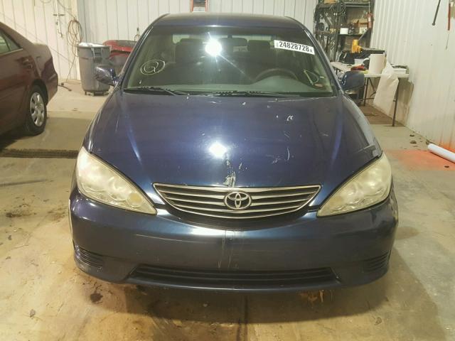 4T1BE30K85U045387 - 2005 TOYOTA CAMRY LE BLUE photo 9