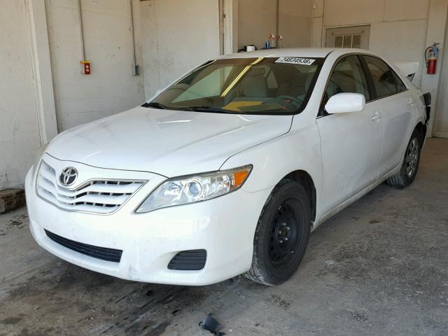 4T1BF3EK7BU696320 - 2011 TOYOTA CAMRY BASE WHITE photo 2