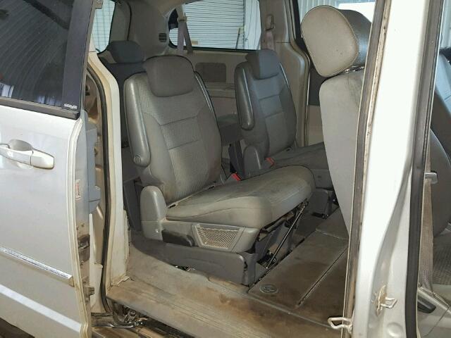 2D4RN5D12AR202776 - 2010 DODGE GRAND CARA SILVER photo 6