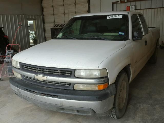 1GCEC19T52E118423 - 2002 CHEVROLET SILVERADO WHITE photo 2