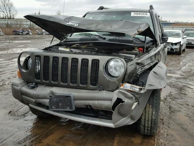 1J4GL38K55W727114 - 2005 JEEP LIBERTY RE BROWN photo 9