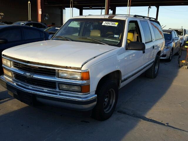 3GNEC16R9VG156198 - 1997 CHEVROLET SUBURBAN C WHITE photo 2