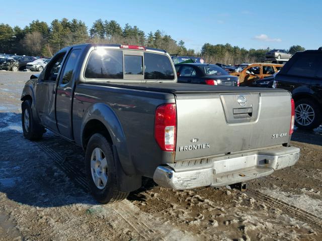 1N6AD06W78C424447 - 2008 NISSAN FRONTIER K GRAY photo 3