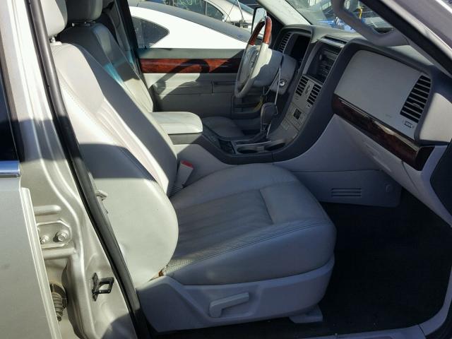5LMEU68H05ZJ17161 - 2005 LINCOLN AVIATOR 银色 照片 5