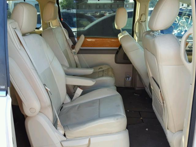 2A8HR64X38R132862 - 2008 CHRYSLER TOWN & COU WHITE photo 6