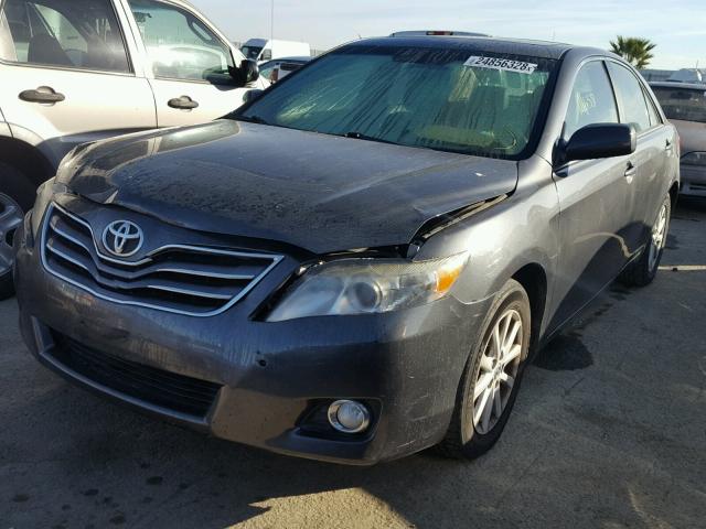 4T1BF3EK3AU035995 - 2010 TOYOTA CAMRY BASE GRAY photo 2