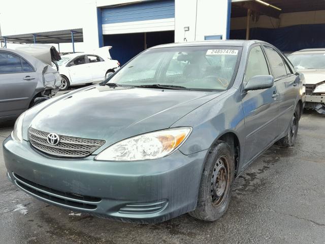 4T1BE32K82U584830 - 2002 TOYOTA CAMRY LE GREEN photo 2