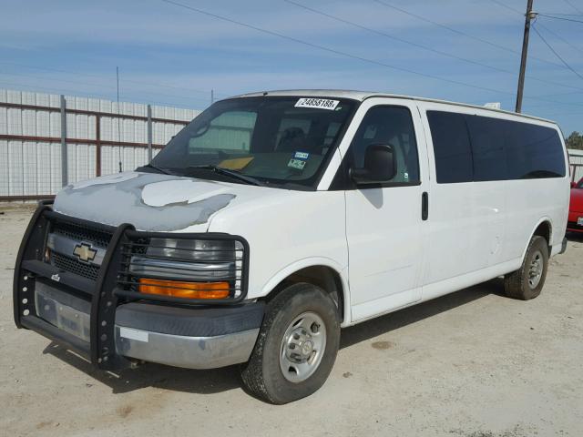 1GAHG39U671244822 - 2007 CHEVROLET EXPRESS G3 WHITE photo 2