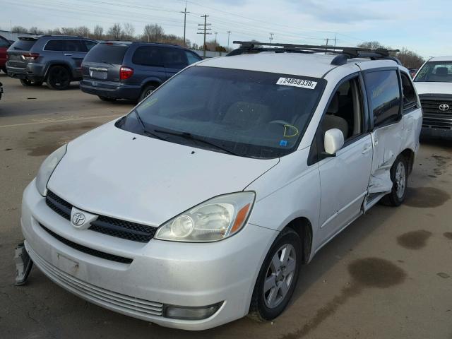 5TDZA22C04S168781 - 2004 TOYOTA SIENNA XLE WHITE photo 2